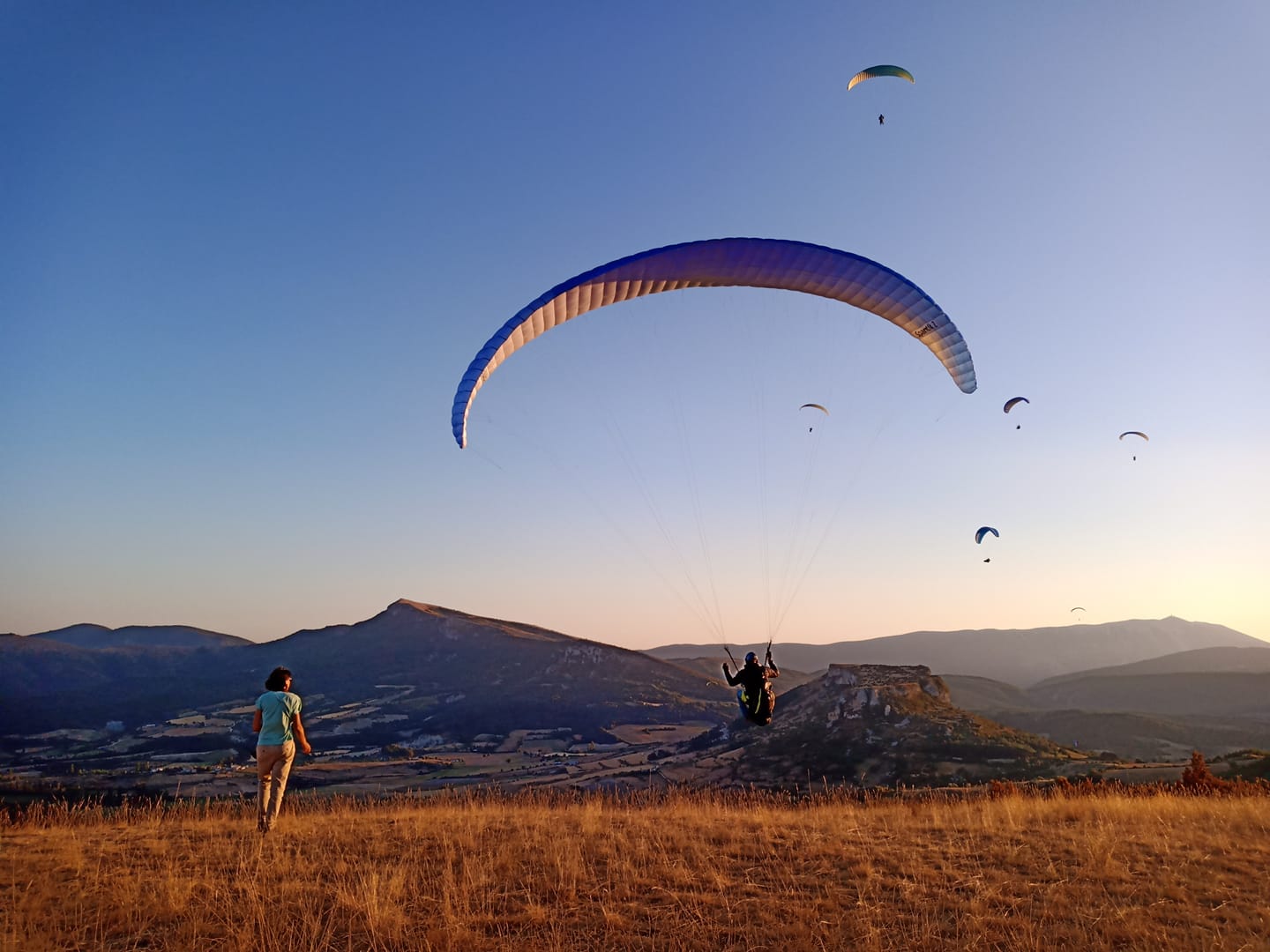 Vol de restitution en parapente un soir à la Trappe, l'un des sites majeur des Baronnies provençales