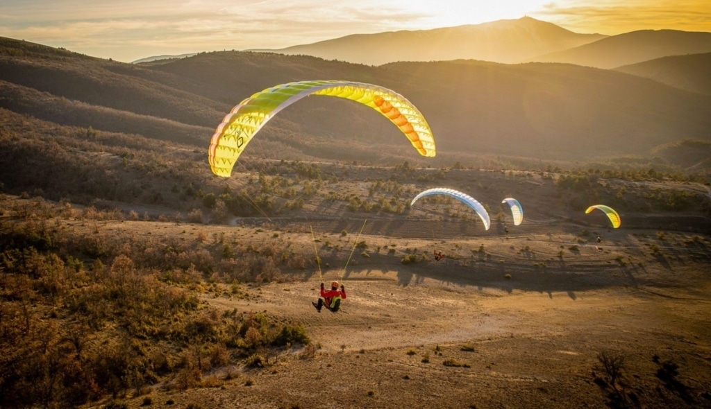 Atterrissage d'un parapentiste lors d'un stage itinérant