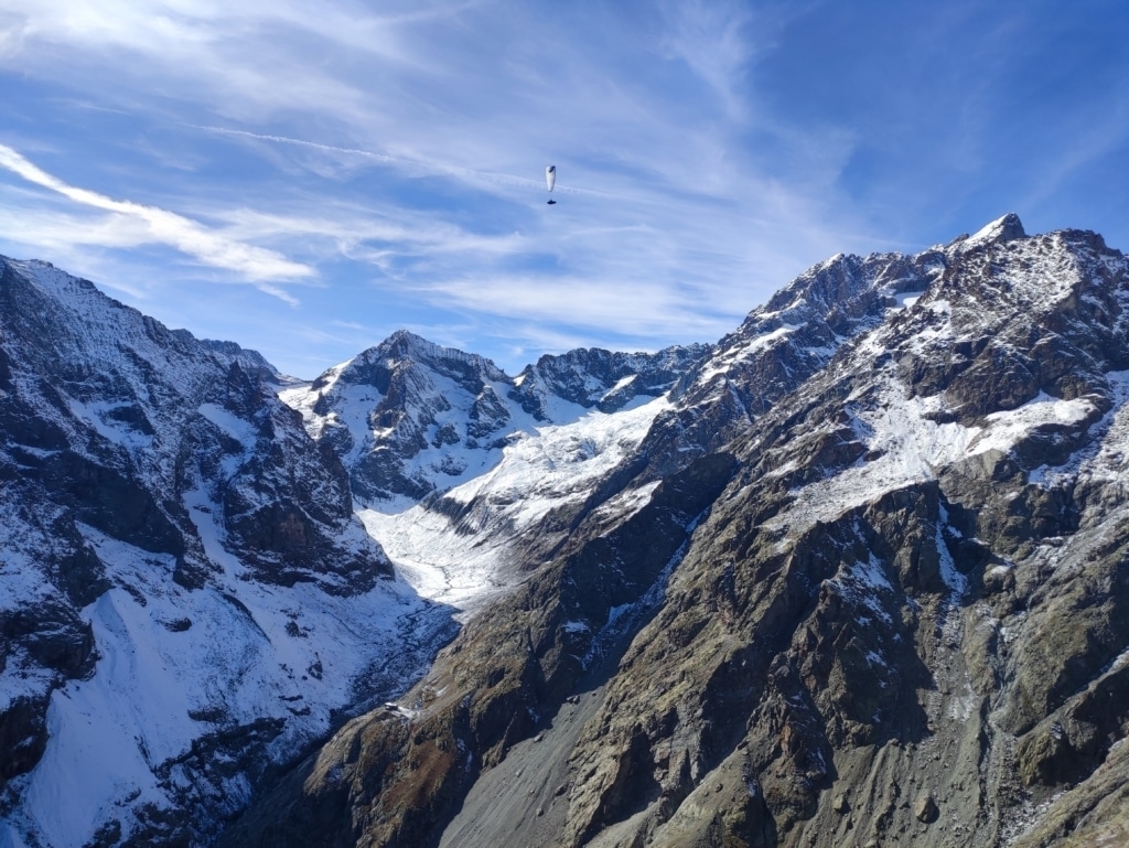 Vol en parapente dans le massif des Écrins