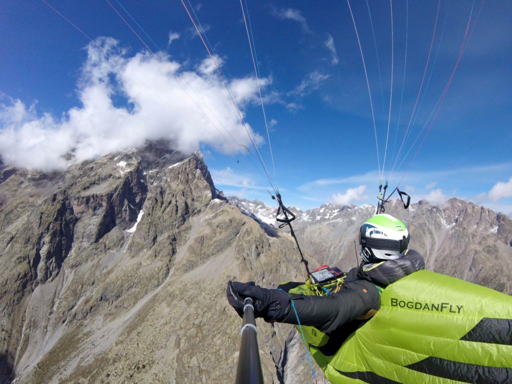 Parapentiste en vol dans le massif des Écrins