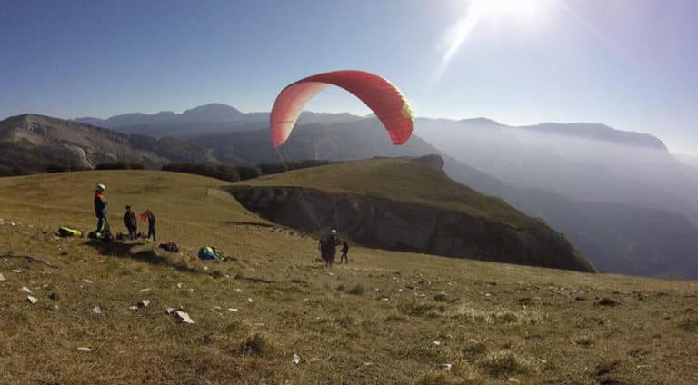 Décollage en parapente à Mévouillon lors d'un stage parapente et préparation mentale