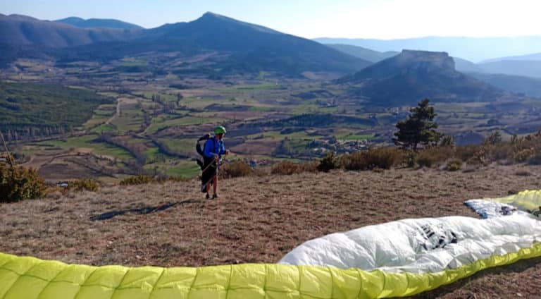 Un pilote sur le point de décoller lors d'un stage en parapente axé sur la préparation mentale