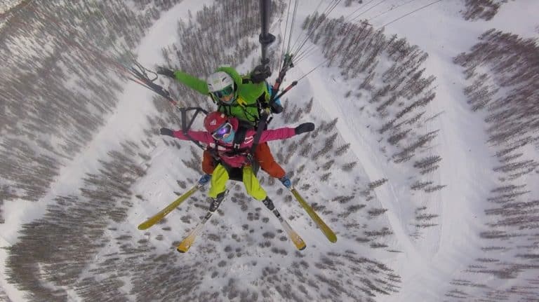 Bienvenue à bord d'un baptême de parapente en biplace au dessus de Puy Saint Vincent dans les Hautes Alpes