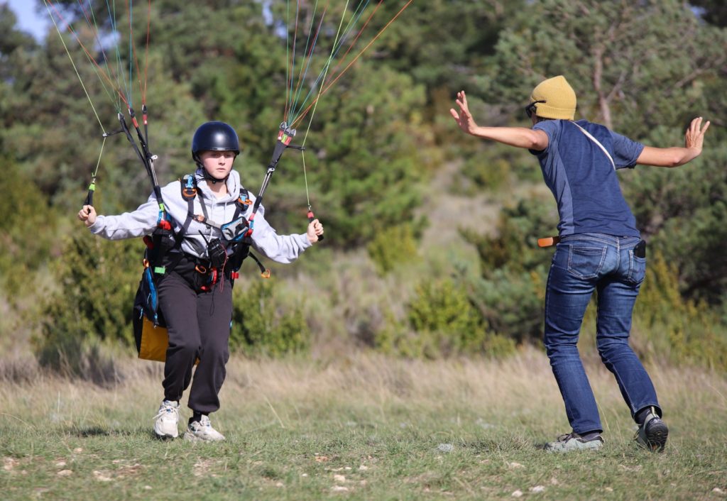 Elève se faisant guider par le moniteur lors de son stage initiation parapente