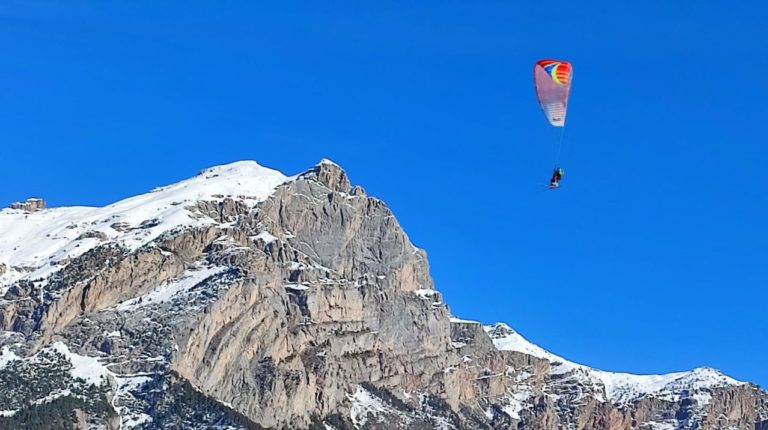 Le vol biplace en parapente avec un baptême dans le massif des Écrins